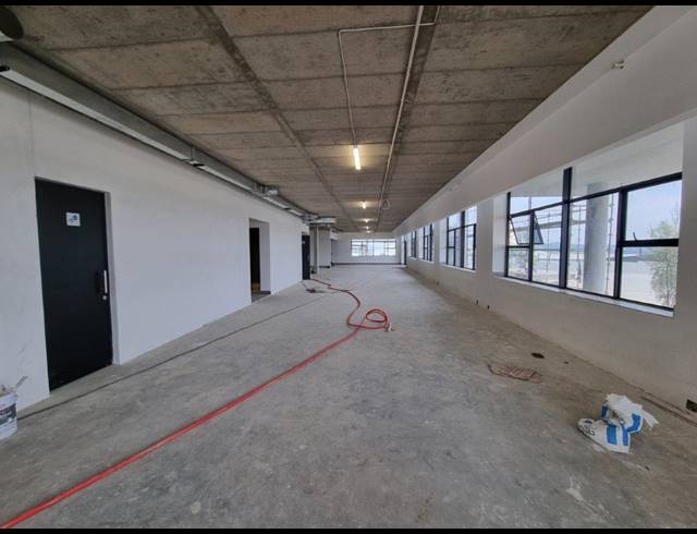 19,099M² WAREHOUSE TO LET IN LONGLAKE